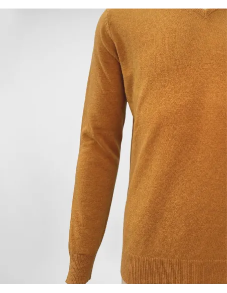 Jersey Cuello V de Lana Miel| JOHN TWEED