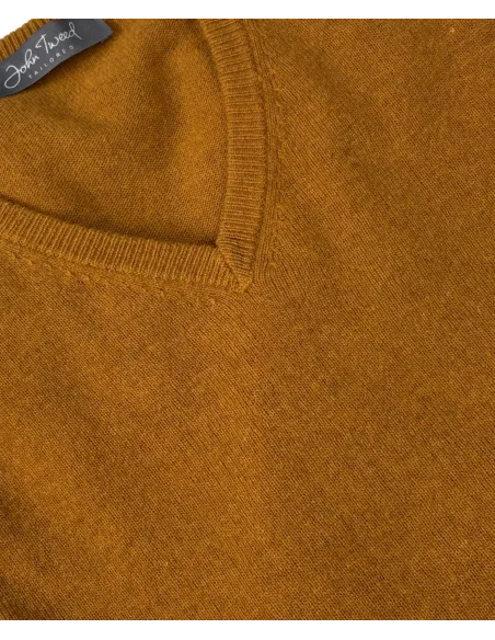 Jersey Cuello V de Lana Miel| JOHN TWEED