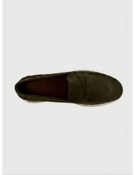 Mocasín verde con suela blanca