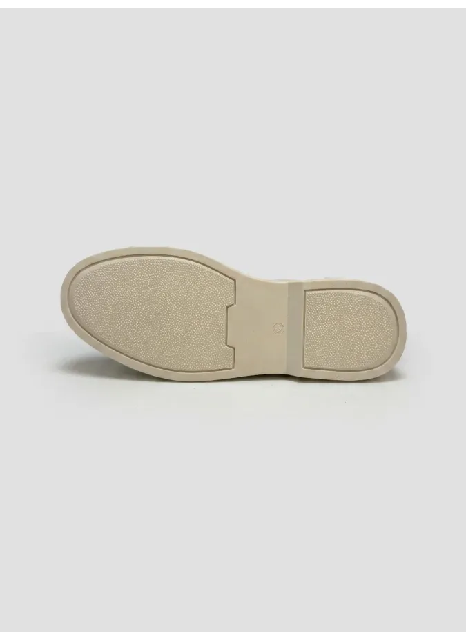 Mocasín verde con suela blanca