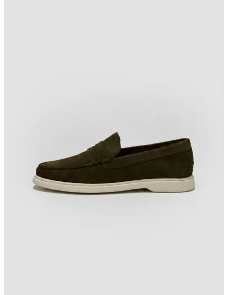 Mocasín verde con suela blanca