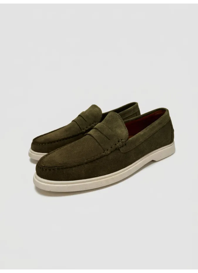 Mocasín verde con suela blanca