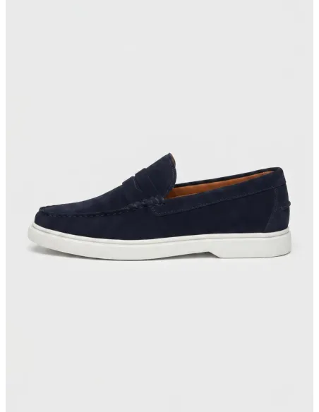 Mocasín azul con suela blanca