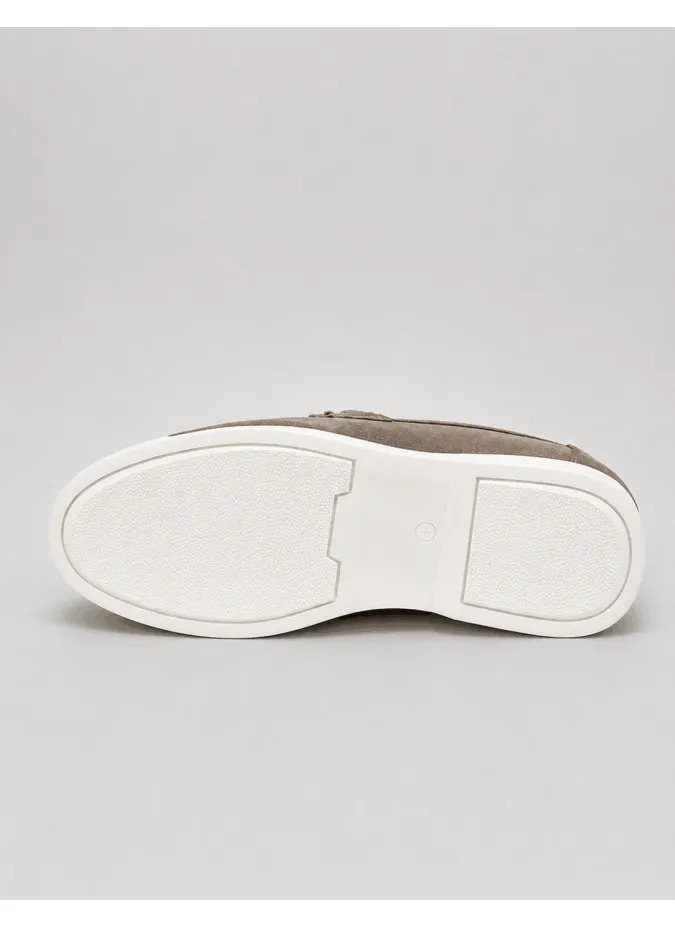 Mocasín camel con suela blanca