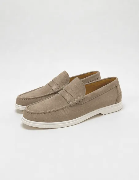 Mocasín camel con suela blanca